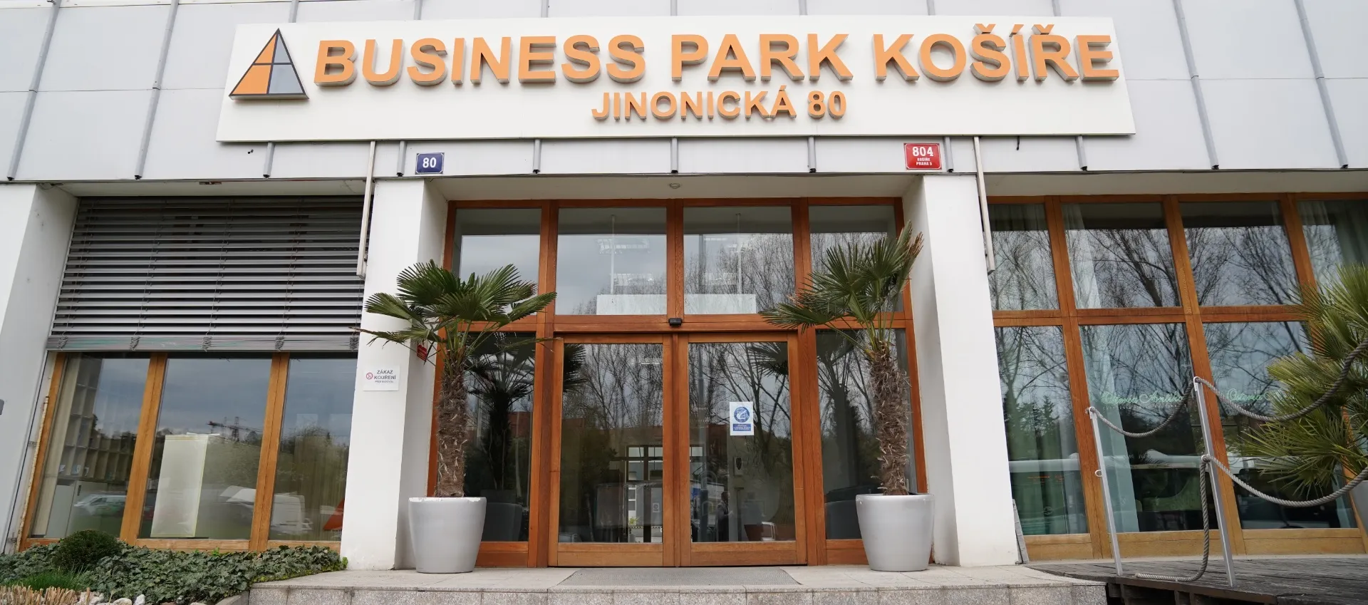 Vstup do budovy Business Park Košíře, Jinonická 80